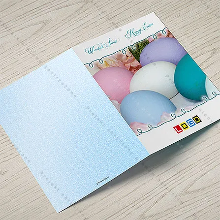 Wnętrze rozłożonego karnetu z wolną stroną na życzenia wielkanocne i podpis firmy