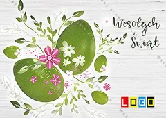 Dwa duże zielone jajka z różowymi i białymi kwiatkami na białych przetartych deskach, wokół gałązki i mniejsze jajka