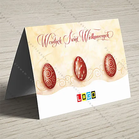Trzy wiśniowo-bordowe jajka z kremowymi zawijasami na beżowym marmurowym tle nad falistym białym brzegiem