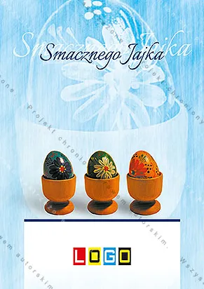 Trzy ludowe jajka w pomarańczowych kieliszkach na błękitnej akwareli, nad nimi ciemny napis „Smacznego Jajka”