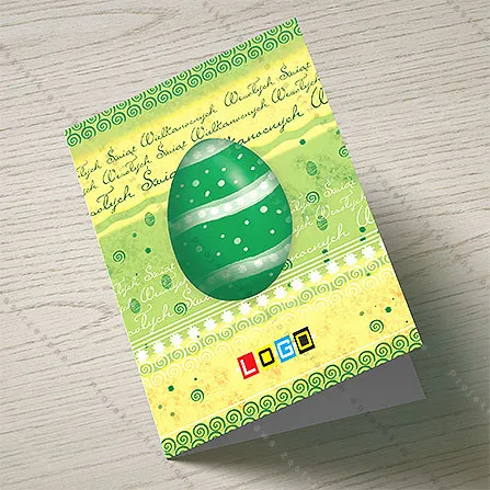 Ciemnozielone jajo ze srebrzystymi paskami na limonkowym tle zapisanym jasnym kaligraficznym napisem życzeń, niżej żółty pas