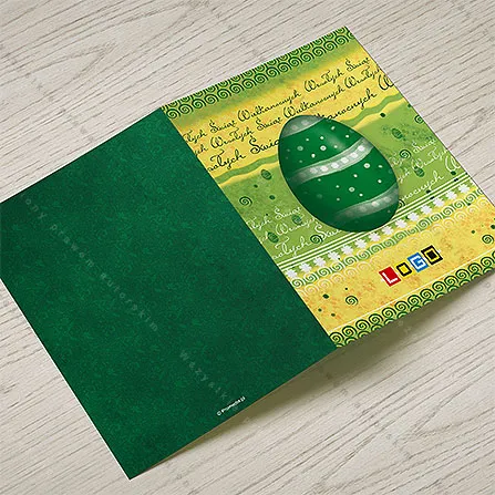 Ciemnozielone jajo ze srebrzystymi paskami na limonkowym tle zapisanym jasnym kaligraficznym napisem życzeń, niżej żółty pas