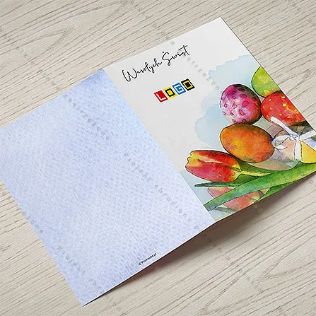 Rozmyte, malowane jaja w różu, pomarańczu, czerwieni i żółci z czerwonymi tulipanami w rogu białej kartki