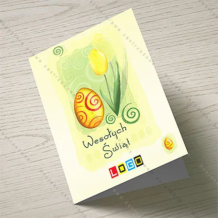 Zielona plama na kremie z żółtopomarańczowym jajem w czerwone zawijasy i żółtym kwiatem tulipana, obok odręczny napis