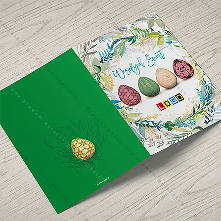 Akwarelowa rama z gałązek i liści wokół czterech pastelowych jaj w ornamenty, nad nimi turkusowy ręczny napis