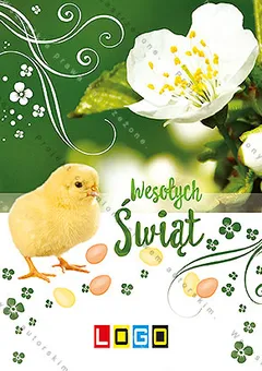 Puchaty żółty kurczak w rogu pod białym kwiatem jabłoni na rozmytej ciemnej zieleni, obok trzy brzoskwiniowe jajeczka