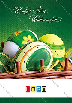 Zbliżenie na wiklinowy kosz ze szklistymi zielonymi jajami w żółte i pomarańczowe wzory, u góry biały kaligraficzny napis