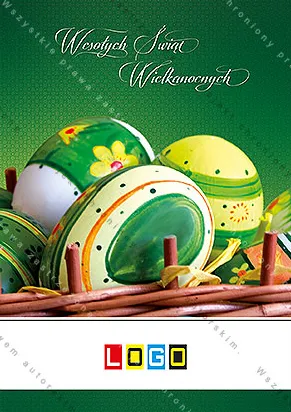Zbliżenie na wiklinowy kosz ze szklistymi zielonymi jajami w żółte i pomarańczowe wzory, u góry biały kaligraficzny napis