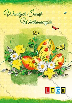 Bukiet z trzech jaj w tulipany, żółtych narcyzów, stokrotek i bazi na zielonej plamie, nad nim żółte i pomarańczowe motyle