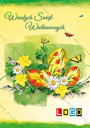Bukiet z trzech jaj w tulipany, żółtych narcyzów, stokrotek i bazi na zielonej plamie, nad nim żółte i pomarańczowe motyle