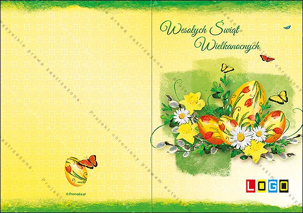Bukiet z trzech jaj w tulipany, żółtych narcyzów, stokrotek i bazi na zielonej plamie, nad nim żółte i pomarańczowe motyle