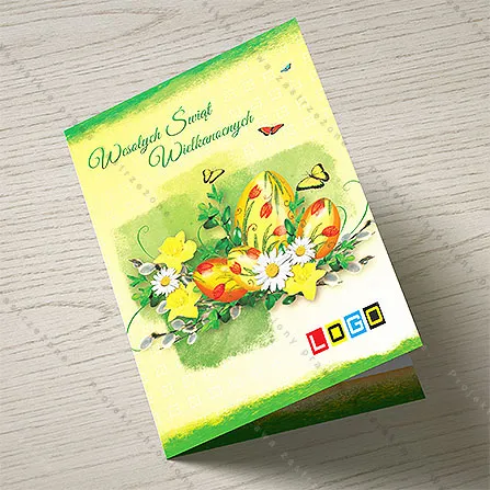 Bukiet z trzech jaj w tulipany, żółtych narcyzów, stokrotek i bazi na zielonej plamie, nad nim żółte i pomarańczowe motyle