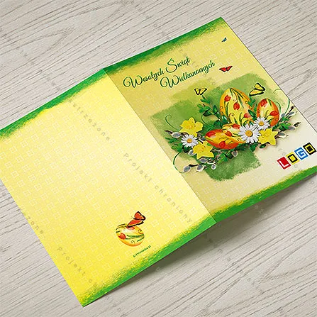 Bukiet z trzech jaj w tulipany, żółtych narcyzów, stokrotek i bazi na zielonej plamie, nad nim żółte i pomarańczowe motyle
