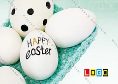 Białe jaja, jedno w czarne kropki, w koszyczku z turkusowej włóczki na miętowym tle, na jajku odręczny napis Happy Easter