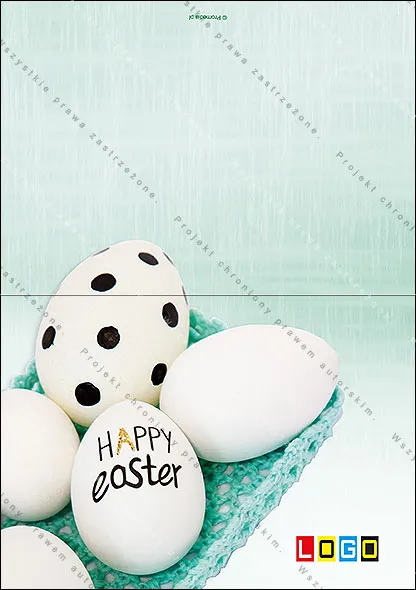 Białe jaja, jedno w czarne kropki, w koszyczku z turkusowej włóczki na miętowym tle, na jajku odręczny napis Happy Easter