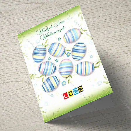 Osiem jajek w pastelowe niebieskie paski z niezapominajkami i liśćmi na białym tle przechodzącym w zieleń