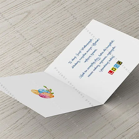 Po lewej skupisko trzech jajek, po prawej niebieskie życzenia i miejsce na logo