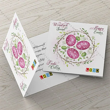 Wianek z bazi z różowymi i zielonymi jajkami, w narożnikach napisy „Wesołych Świąt”, „Happy Easter” i „Frohe Ostern”
