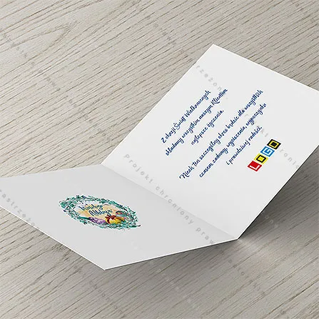 Pomniejszony wianek po lewej, po prawej niebieskie życzenia i miejsce na logo