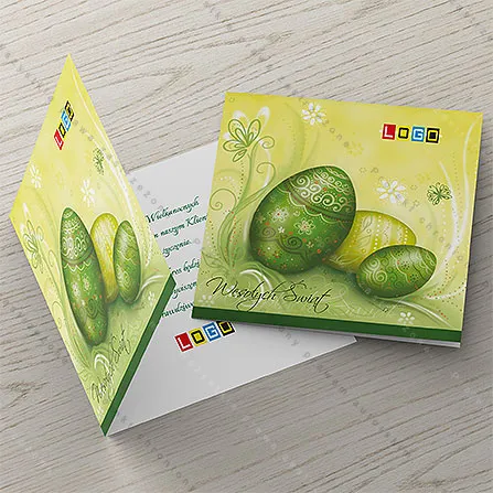 Dwie zielone pisanki z białym ornamentem i trzecia żółta leżą w limonkowej zieleni, w rogach rysowane kwiaty i źdźbło