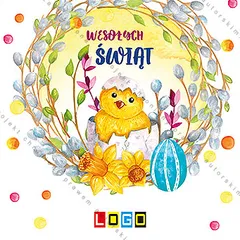 Żółty kurczak w skorupce w okrągłym wianku z szarych kotków i żonkili, obok niebieskie jajo w paski i kwiaty