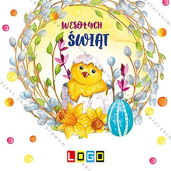 Żółty kurczak w skorupce w okrągłym wianku z szarych kotków i żonkili, obok niebieskie jajo w paski i kwiaty