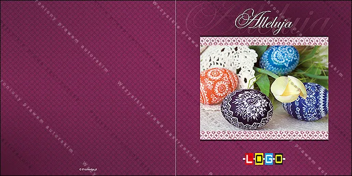 Fotografia czarnej, czerwonej i niebieskich kraszanek na koronce, obok tulipan, ludowa ramka na tle w kolorze śliwki