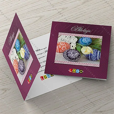 Fotografia czarnej, czerwonej i niebieskich kraszanek na koronce, obok tulipan, ludowa ramka na tle w kolorze śliwki
