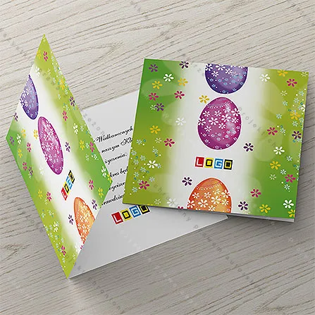 Trzy jaja jedno nad drugim, od fioletu przez maliny po pomarańcz, na zielonym tle w drobne kolorowe kwiatuszki