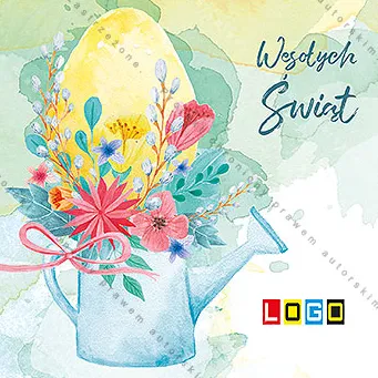 Jasnoniebieska konewka z bukietem kwiatów w czerwieni, żółci i fiolecie oraz kotków, za nią żółta pisanka na mięcie