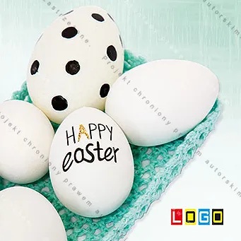 Białe jajka w koszyczku z turkusowej nitki, na największym czarny napis HAPPY easter, na drugim kropki