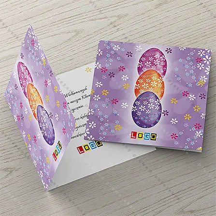 Pionowy stos trzech jajek w kwiatowe wzory na fioletowym polu pełnym drobnych kwiatuszków