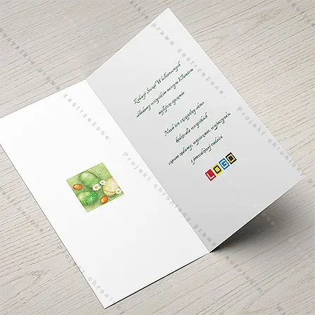 Lewa strona wnętrza z kwadratowym kadrem fotografii z jajkami, po prawej miejsce na życzenia i logo