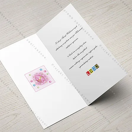 Lewa strona wnętrza z różowo obramowanym kwadratem z miniaturą jaja, po prawej życzenia i logo