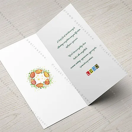 Miniatura okrągłej girlandy z kwiatami po lewej stronie wnętrza oraz życzenia i drugie logo po prawej