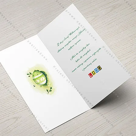 Wnętrze z małym zielonym jajkiem w akwarelowej plamie po lewej i życzeniami z miejscem na logo po prawej