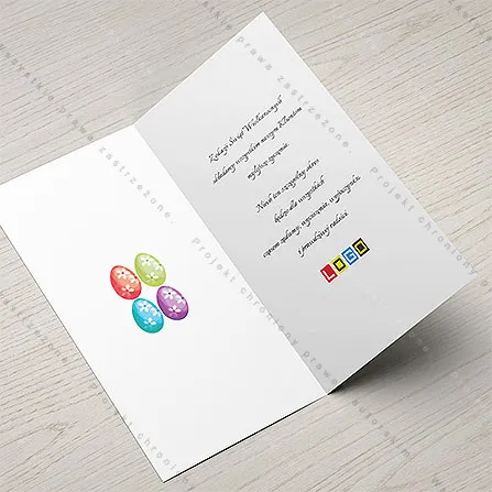 Białe wnętrze z czterema małymi jajkami po lewej i tekstem życzeń z drugim logo po prawej