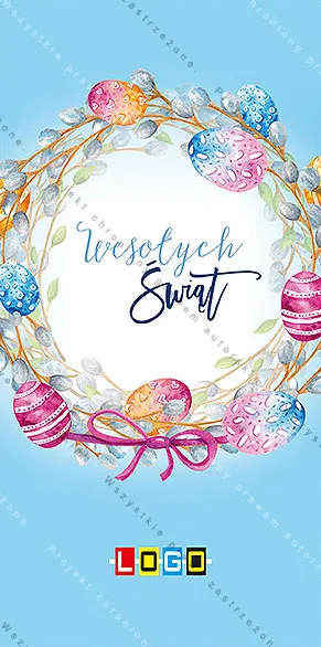 Okrągły wieniec z bazi i jaj w pastelach z różową kokardą na błękitnym tle, w środku niebieski napis życzeń