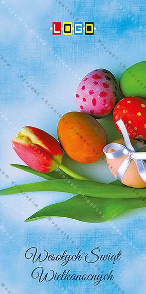 Fotografia tulipana i kolorowych jaj z białą kokardą na tle nieba z chmurami, u góry logo, na dole granatowy napis
