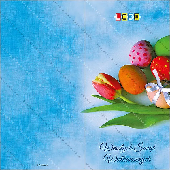 Fotografia tulipana i kolorowych jaj z białą kokardą na tle nieba z chmurami, u góry logo, na dole granatowy napis