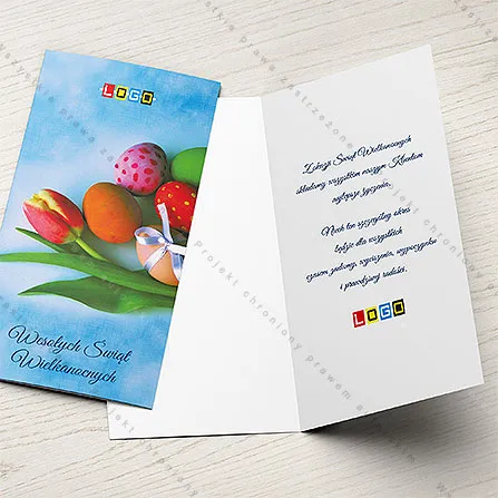 Fotografia tulipana i kolorowych jaj z białą kokardą na tle nieba z chmurami, u góry logo, na dole granatowy napis