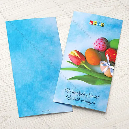 Fotografia tulipana i kolorowych jaj z białą kokardą na tle nieba z chmurami, u góry logo, na dole granatowy napis