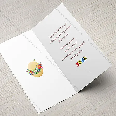 Mniejsze jajo z łukiem z kwiatów po lewej stronie wnętrza, po prawej życzenia w bordo z logo