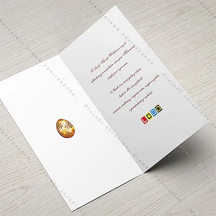 Biała powierzchnia wnętrza z maleńkim jajkiem po lewej oraz tekstem życzeń w bordo i miejscem na logo po prawej