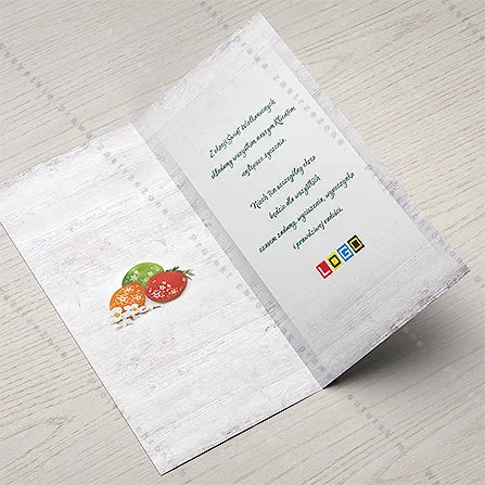 Deski ciągną się przez obie strony wnętrza, po prawej zielony tekst życzeń z miejscem na logo