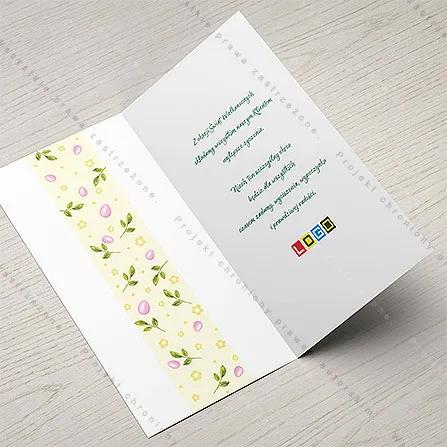 Jasny pionowy pas z różowymi jajkami i liśćmi po lewej stronie wnętrza, po prawej życzenia z logo