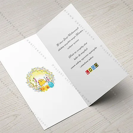 Pomniejszona wersja wieńca z kurczakiem po lewej stronie wnętrza, po prawej życzenia z drugim logo