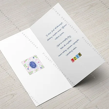 Po lewej stronie wnętrza kwadrat z powtórzonym motywem, po prawej granatowy tekst życzeń z logo