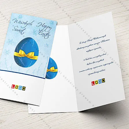 Okładka w błękicie z granatowym jajkiem i żółtą kokardą, nad nim życzenia „Wesołych Świąt” i „Happy Easter”