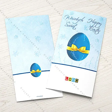 Okładka w błękicie z granatowym jajkiem i żółtą kokardą, nad nim życzenia „Wesołych Świąt” i „Happy Easter”
